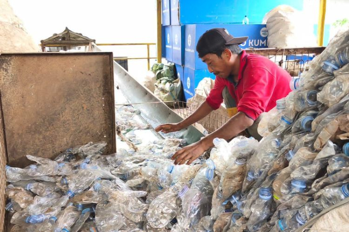 Timbunan Sampah yang Mengkhawatirkan dan Kinerja Pengelolaan yang Stagnan
Menurut data Sistem Informasi Pengelolaan Sampah Nasional (SIPSN), timbunan sampah Indonesia mencapai puluhan juta ton setiap tahun. 