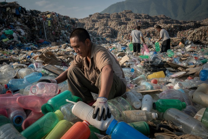 Cara Mengurangi Sampah dan Menghasilkan Uang

Beberapa langkah kreatif dapat mengurangi sampah sekaligus memberi keuntungan:

Jual ke Bank Sampah – Kumpulkan sampah anorganik seperti botol plastik, kardus, dan minyak bekas untuk dijual per kilogram.