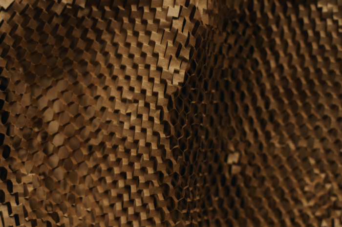 Kain bermotif kulit ular berwarna cokelat dan hitam dengan tekstur bersisik