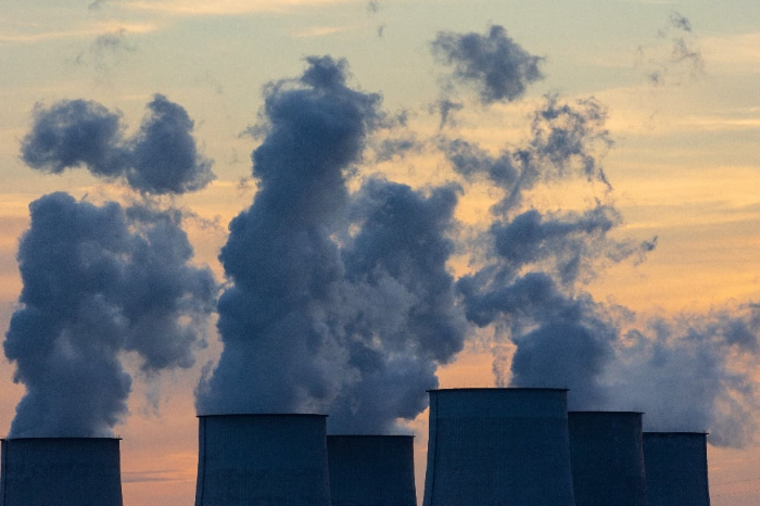 Emisi karbon dari pembangkit batu bara menjadi kontributor utama polusi di Asia Tenggara, dorong urgensi transisi energi bersih.