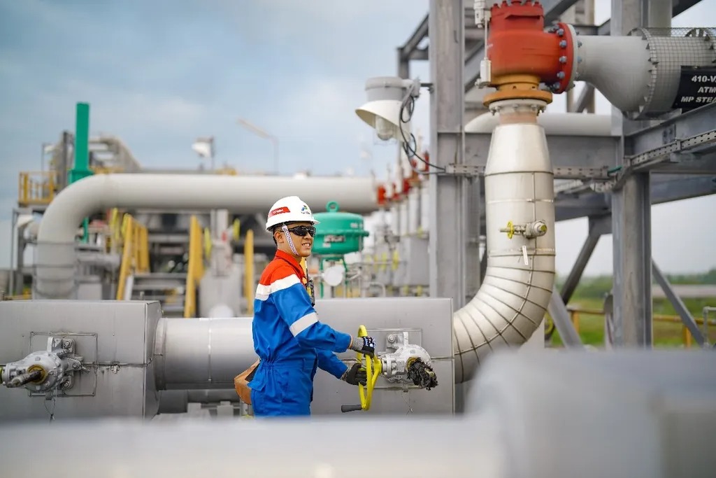 Industri hijau berpotensi dorong ekonomi tumbuh 8%, tapi terkendala regulasi, pasokan energi, dan biaya usaha yang tinggi. Butuh dukungan nyata pemerintah.