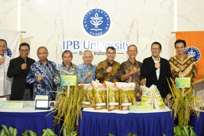 IPB University merilis tiga inovasi pertanian unggulan AWS-Community, varietas padi IPB 12S–15S, dan robot AI pendeteksi penyakit cabai—untuk memperkuat ketahanan pangan nasional.