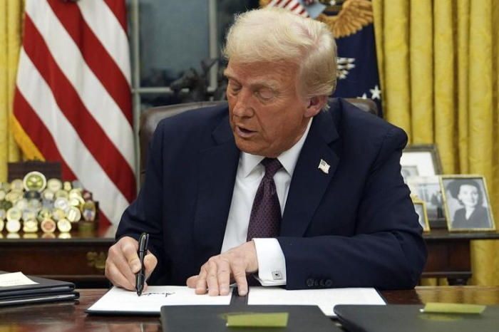 Presiden Donald Trump menandatangani perintah eksekutif yang menginstruksikan penarikan kembali Amerika Serikat dari Perjanjian Iklim Paris, sebuah kesepakatan internasional yang bertujuan mengendalikan pemanasan global dalam jangka panjang.