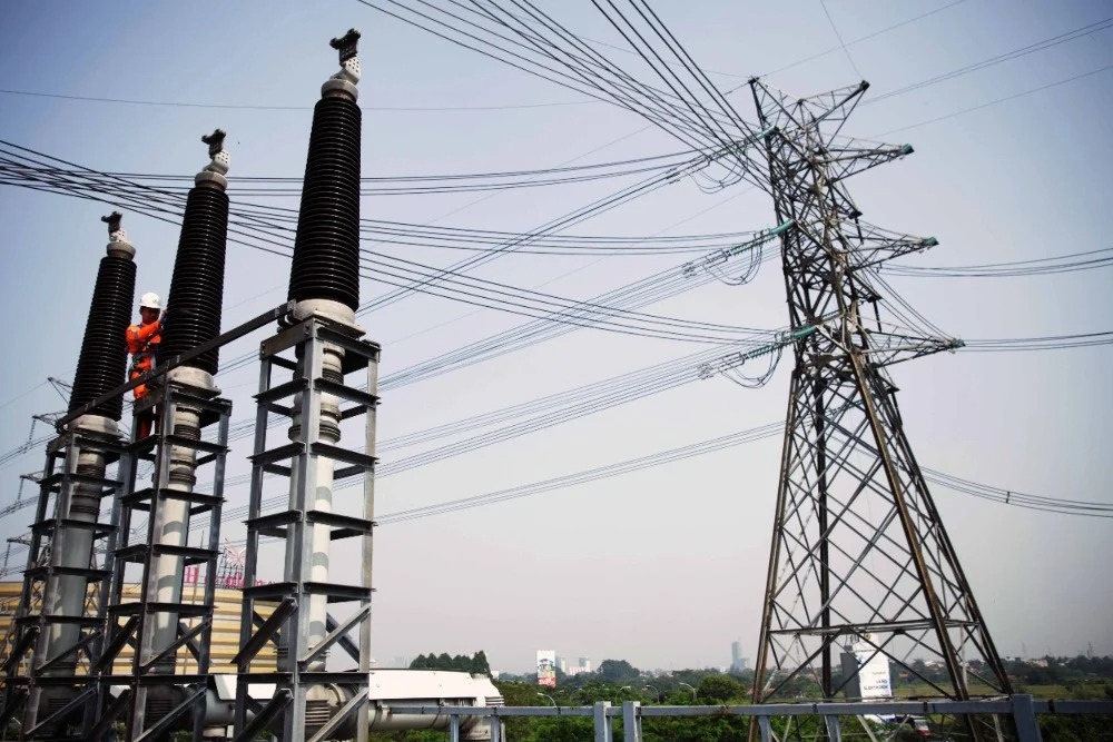 PT PLN (Persero) menargetkan porsi energi baru terbarukan (EBT) dalam bauran energi nasional mencapai 34,3% pada 2034, sesuai Rencana Usaha Penyediaan Tenaga Listrik (RUPTL) 2025-2034. Angka ini lebih tinggi dibandingkan target Rencana Umum Ketenagalistrikan Nasional (RUKN) 2025-2060 yang hanya 29,4% di tahun yang sama.