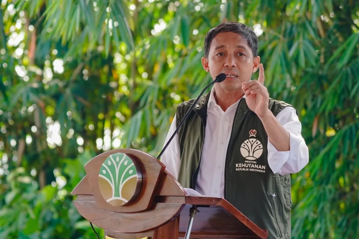 Kemenhut hitung jejak karbon 2024 sebesar 21 ribu ton CO2e dan kompensasi dengan tanam 976 ribu pohon untuk kurangi emisi.