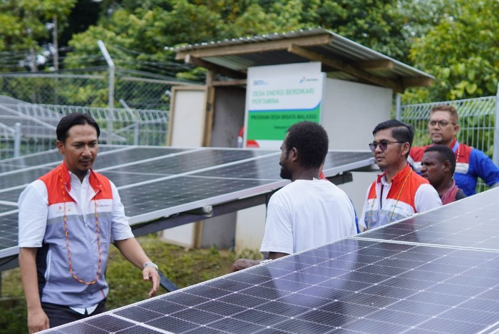 Pertamina NRE bangun pembangkit energi bersih di 98 desa. Program Desa Energi Berdikari tekan emisi 665 ton CO₂ dan dukung ekonomi lokal.