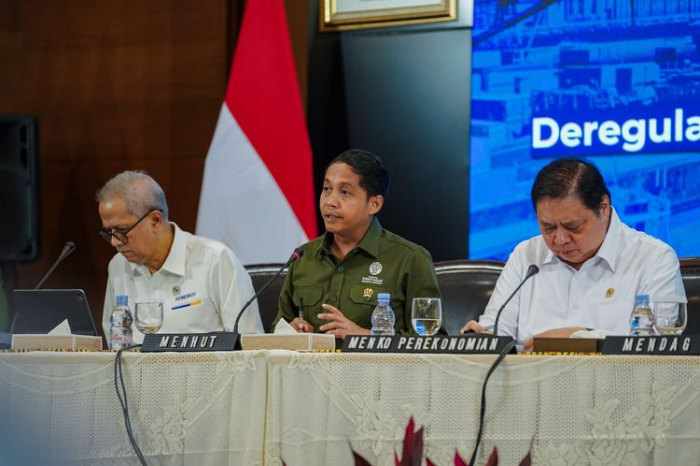 Menhut tegaskan komitmen deregulasi impor produk kehutanan untuk dorong investasi, jaga legalitas kayu, dan buka lapangan kerja.