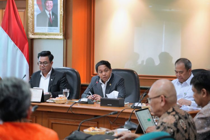Menteri Kehutanan pimpin rapat percepatan penetapan Hutan Adat bersama CSO dan akademisi, bahas progres dan tantangan kolaboratif lintas sektor.
