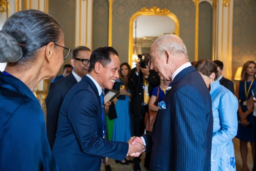 Menteri KLH Hanif Faisol bertemu Raja Charles III di London Climate Week 2025, bahas penguatan kerja sama konservasi dan pendanaan karbon.