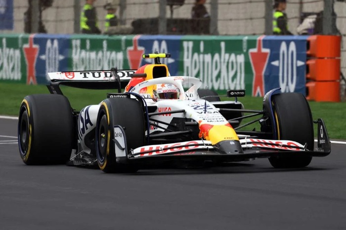 Formula 1 berhasil kurangi emisi karbon 26% sejak 2018, targetkan netral karbon 2030 lewat energi terbarukan dan bahan bakar hijau.