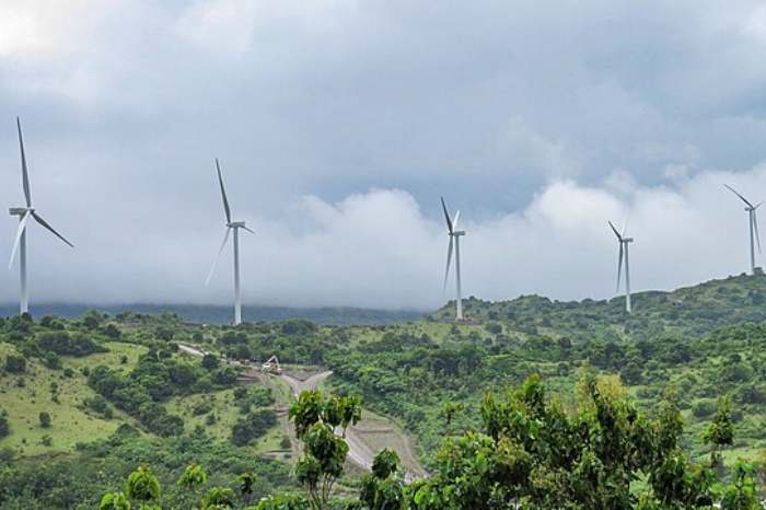 PLTB Sidrap dan Tolo di Sulawesi Selatan menjadi simbol kemajuan energi terbarukan Indonesia, mendukung bauran EBT nasional dan menjadikan angin sebagai solusi berkelanjutan untuk krisis listrik.