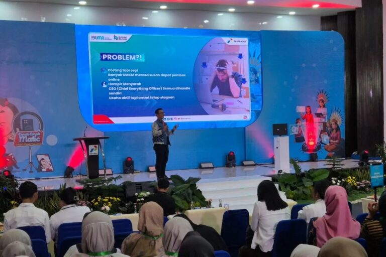 Peserta pelatihan UMKM perempuan di Balikpapan tengah menyimak materi kecerdasan buatan (AI) yang disampaikan oleh narasumber dari Pertamina.