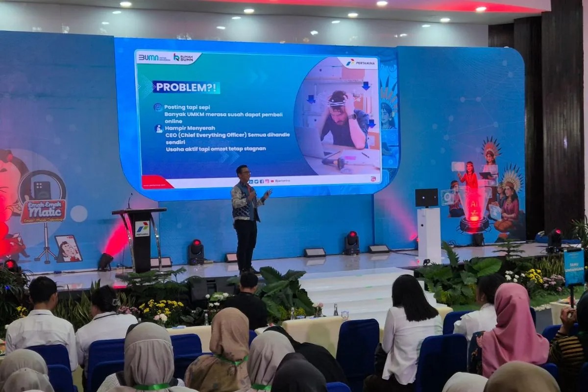 Peserta pelatihan UMKM perempuan di Balikpapan tengah menyimak materi kecerdasan buatan (AI) yang disampaikan oleh narasumber dari Pertamina.