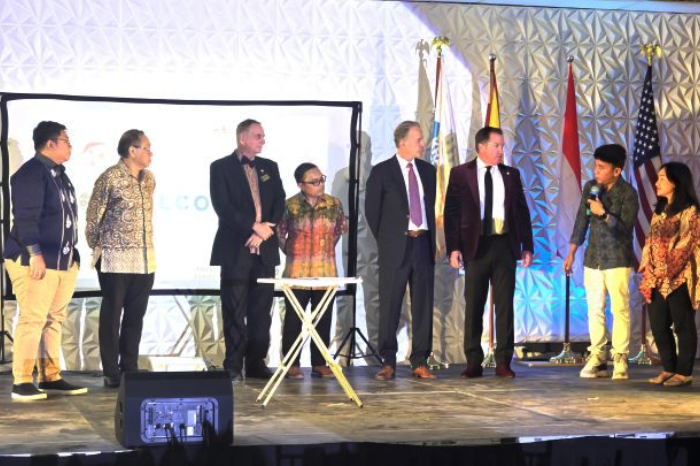 Perusahaan energi terbarukan asal Amerika Serikat, Rivotto, resmi menandatangani LOI untuk investasi hingga Rp8 triliun di Batam. Proyek ini ditargetkan membuka 500 lapangan kerja baru dan memperkuat kerja sama ekonomi Indonesia-AS. Rivotto akan menghadirkan teknologi Nx25 yang mampu menekan emisi karbon sekaligus meningkatkan efisiensi energi.