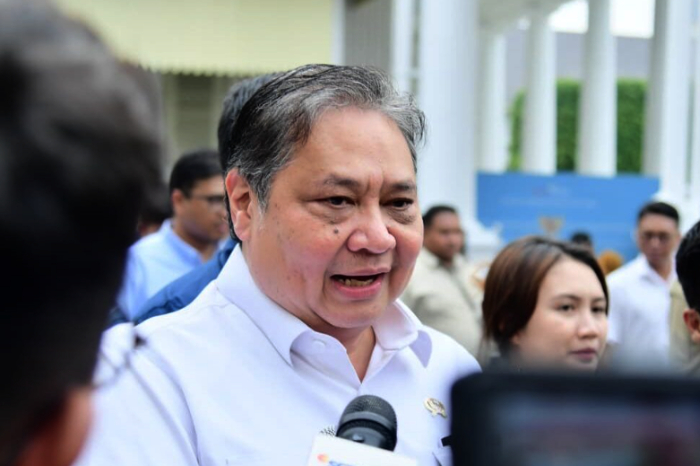 Presiden Prabowo pimpin rapat kabinet bahas energi terbarukan dan sektor perumahan, hadir Airlangga, Rosan, Perry, dan Maruarar.