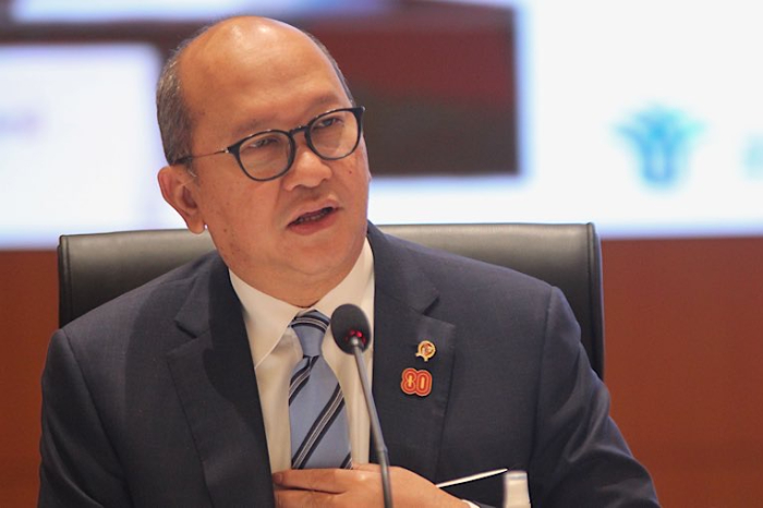 Pemerintah menargetkan lelang Pembangkit Listrik Tenaga Sampah (PLTSa) dibuka akhir 2025 dengan tarif listrik dipatok US$0,20 per kWh. Kebijakan ini diharapkan mempercepat pembangunan PLTSa sekaligus mendukung pengelolaan sampah ramah lingkungan. PLN juga menyiapkan sejumlah proyek di kota besar untuk memperkuat pasokan energi hijau.