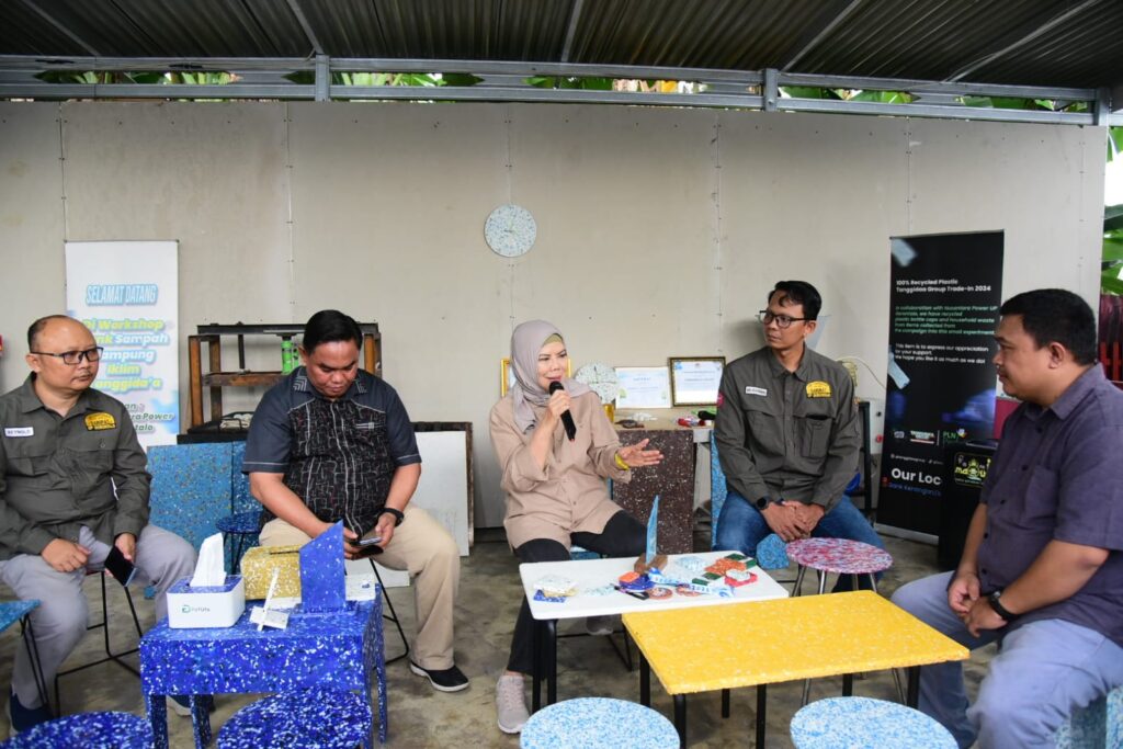 Komunitas Tanggidaa Group di Gorontalo sukses mengubah sampah plastik menjadi produk kreatif seperti kursi, meja, dan souvenir dengan merek Pututa. Inovasi anak muda ini mendapat apresiasi Wakil Gubernur Gorontalo Idah Syahidah Rusli Habibie. Produk daur ulang tersebut kini dipasarkan hingga Manado, Jakarta, dan beberapa kota di Kalimantan.