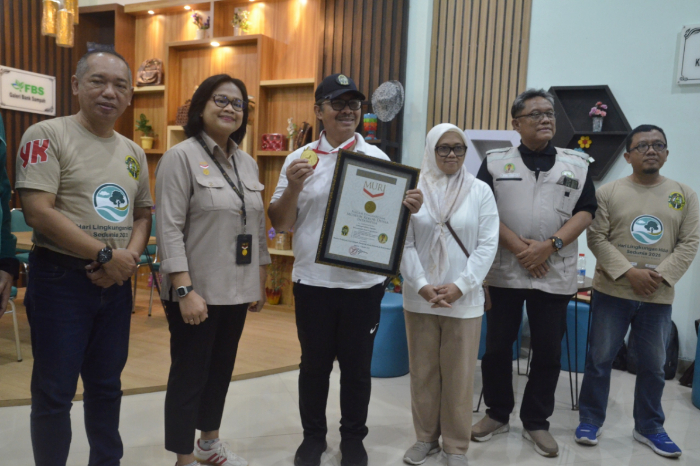 Kota Yogyakarta raih rekor dunia MURI lewat kegiatan penimbangan sampah organik berbasis bank sampah dengan 12 ribu peserta.