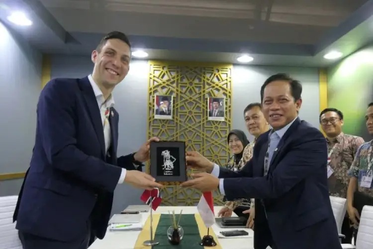 Indonesia melalui Kementerian Lingkungan Hidup pimpin upaya global atasi polusi sampah plastik, sejalan target RPJMN tuntaskan penanganan sampah 100% pada tahun 2029.