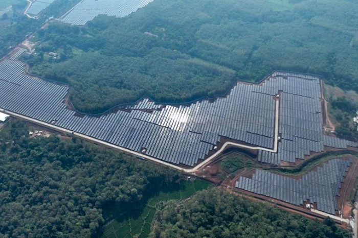 Sebuah kompleks Pembangkit Listrik Tenaga Surya (PLTS) yang dipasang di permukaan tanah (ground-mounted) dengan kapasitas terpasang 100 Megawatt peak. Pembangkit ini terletak di Kawasan Industri Kota Bukit Indah di wilayah Kabupaten Purwakarta, Jawa Barat, dan saat ini menyandang status sebagai fasilitas PLTS darat terbesar di negara ini.